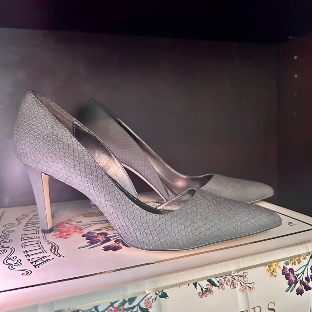Calvin Klein Grey Leather Snakeskin Heels – Size 7.5